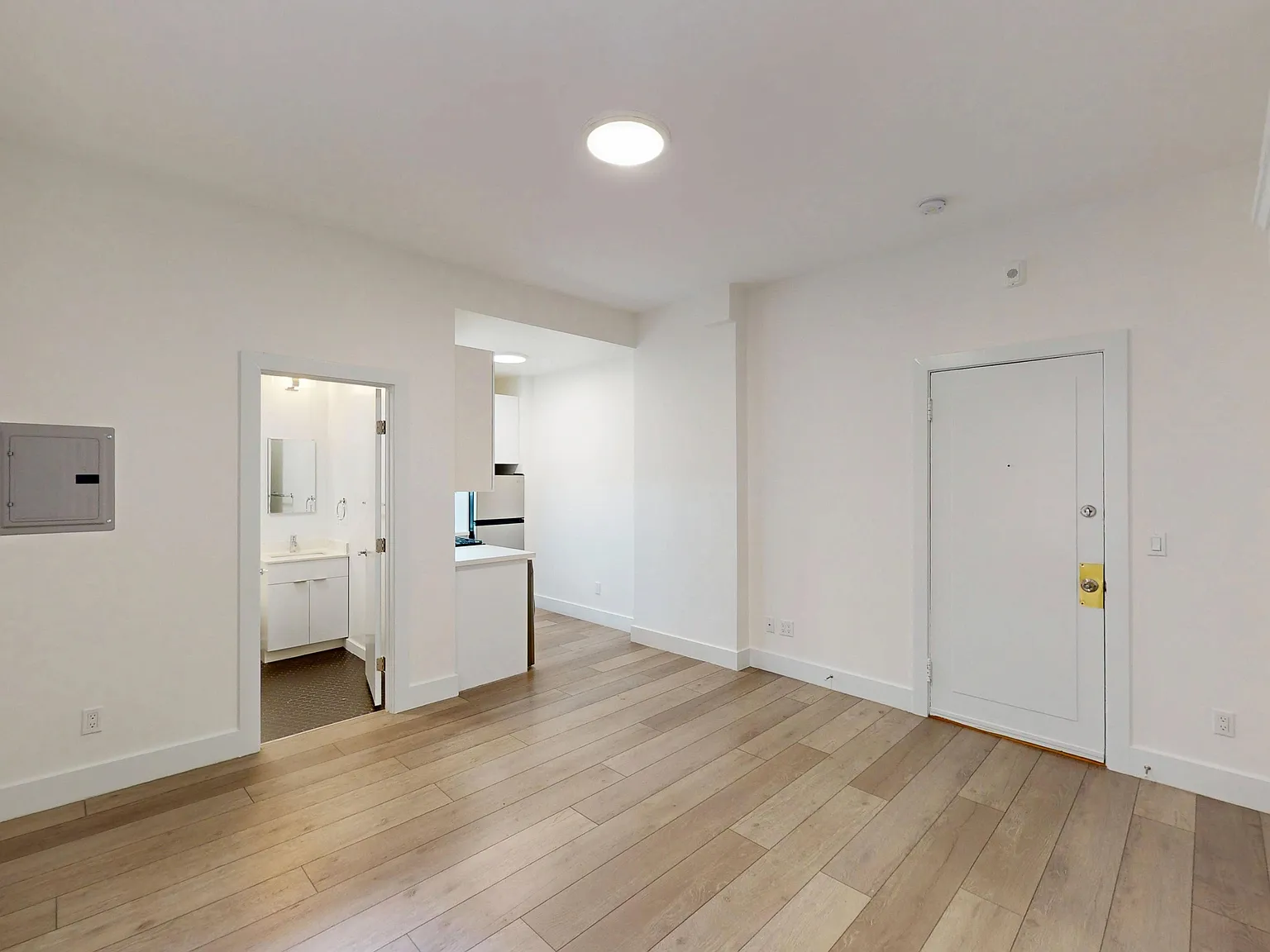 Nicely Remodeled Lower Nob Hill Studio with In-Unit Laundry & Dishwasher — Photo 4