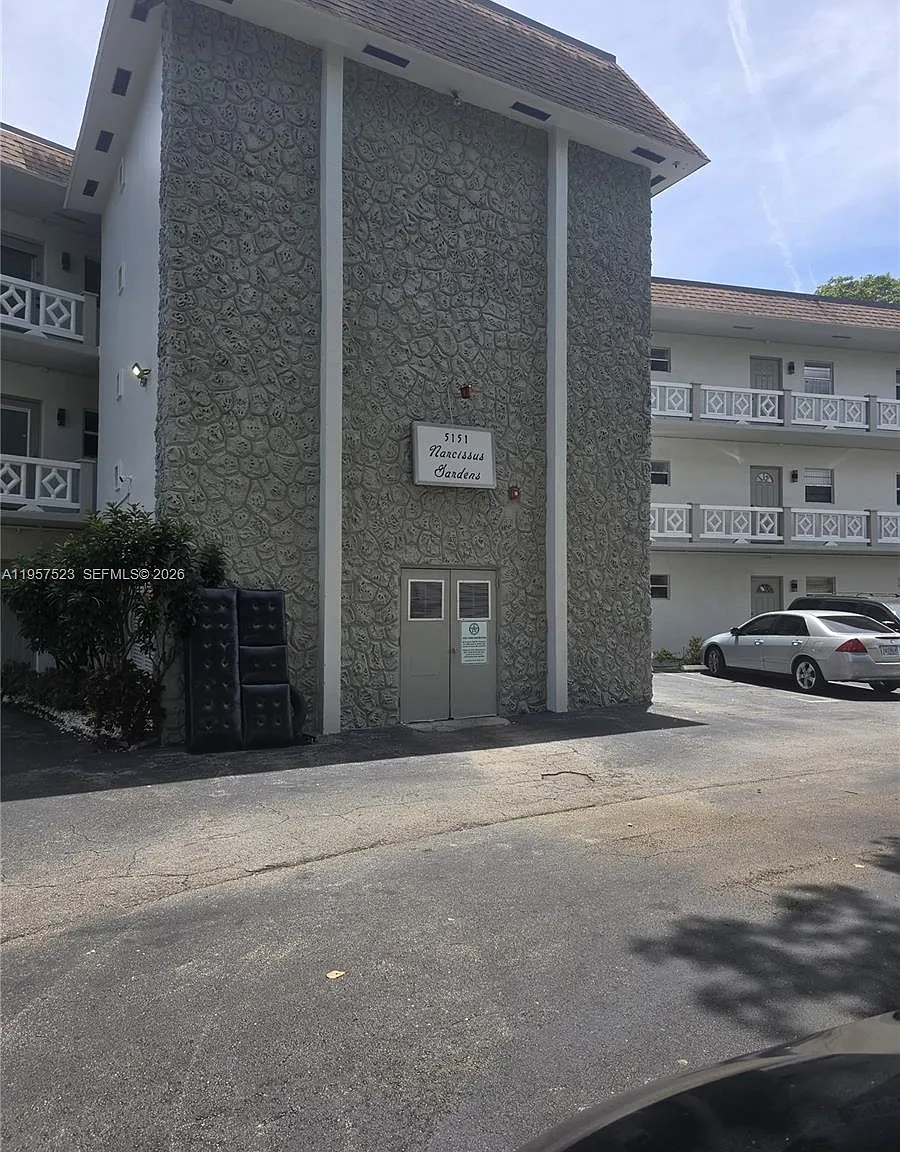 Narcissus Gardens Condo — Photo 1