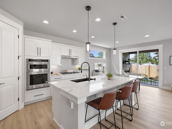 Photos are of model home of another community and are for illustration purposes only to reflect typical finishes. May depict Seller enhancements. Colors & options may vary.>