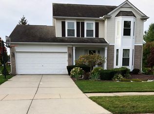 1035 Chestnut Ln, South Lyon, MI