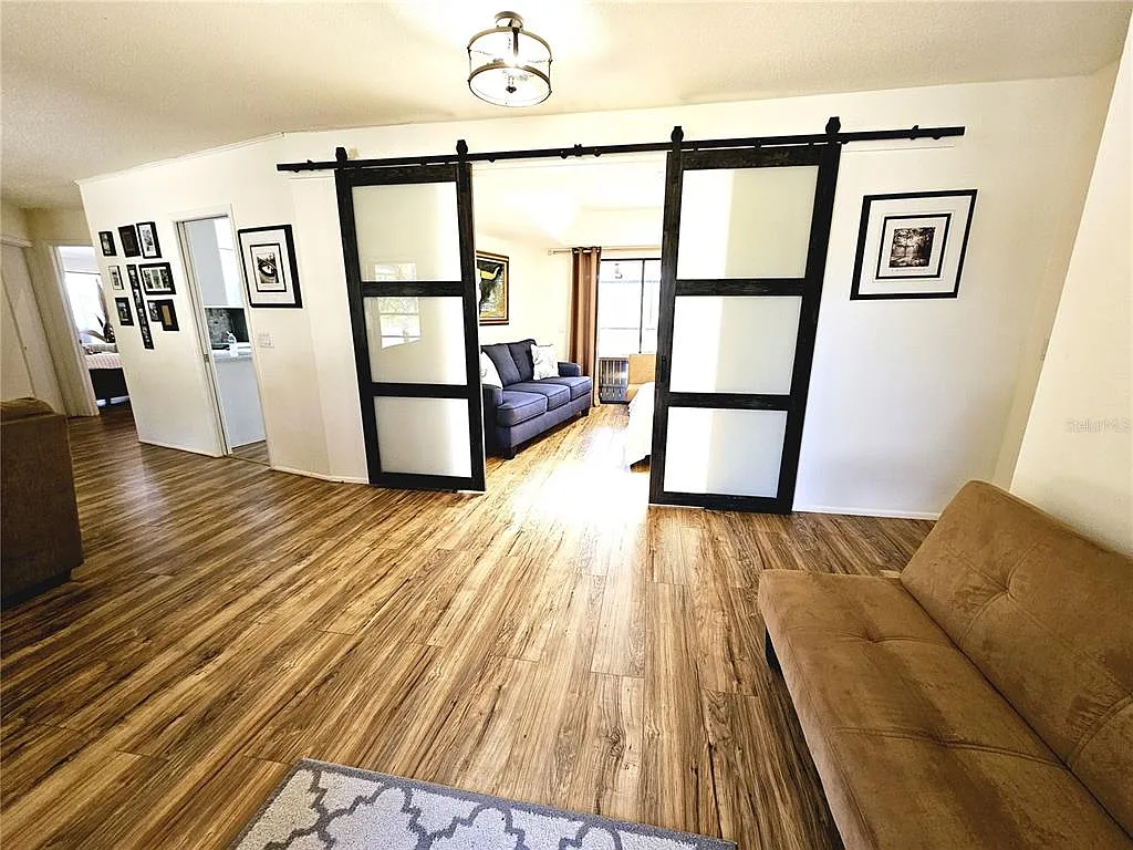3 bed, 2.0 bath, 2409 sqft, $4,500 — Photo 4