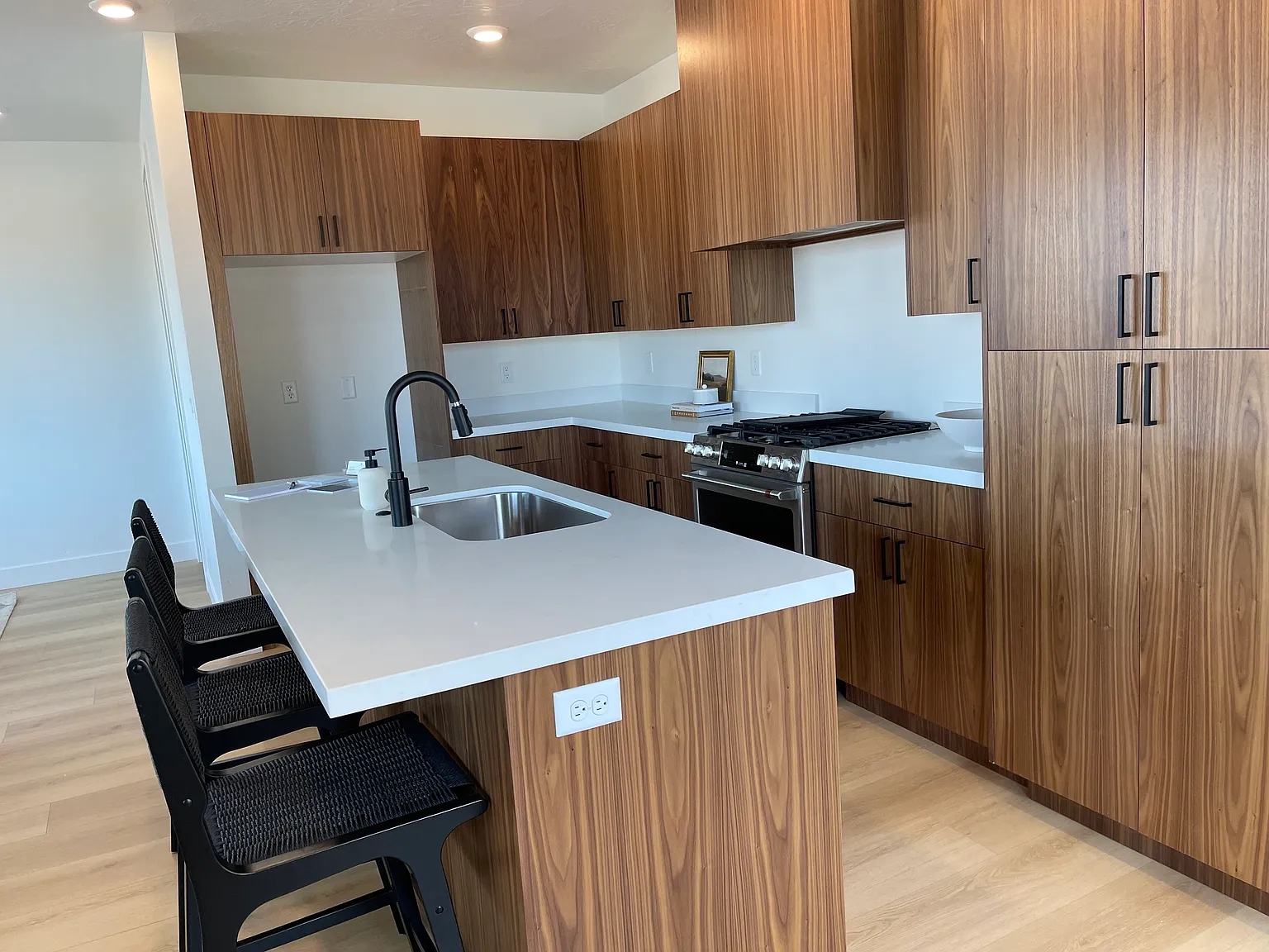 3 bed, 1890 sqft, $2,600 — Photo 4