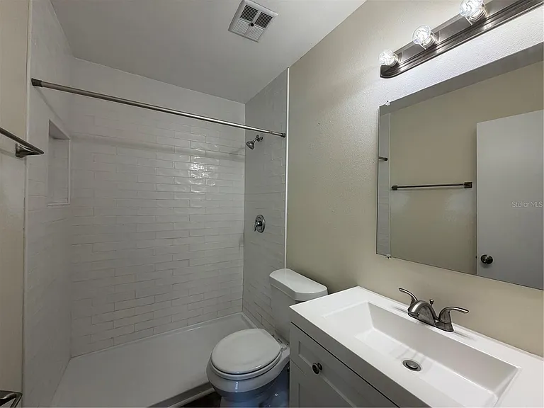 1740 W Walnut St — Photo 16
