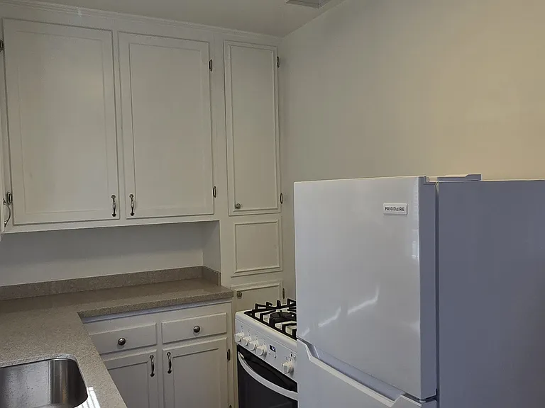 Sunset Park Apartments — Photo 6