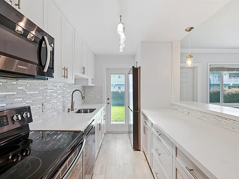 2110 NE 42nd St #2B — Photo 1