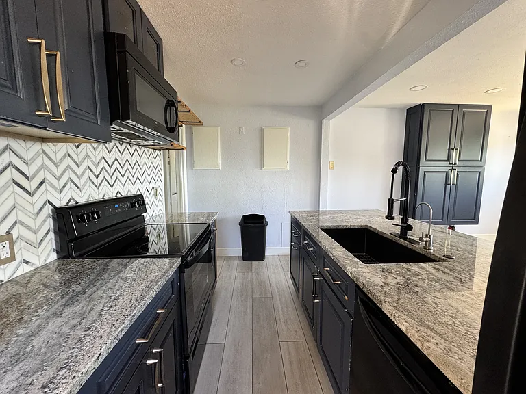 2745 W Archer Pl — Photo 10