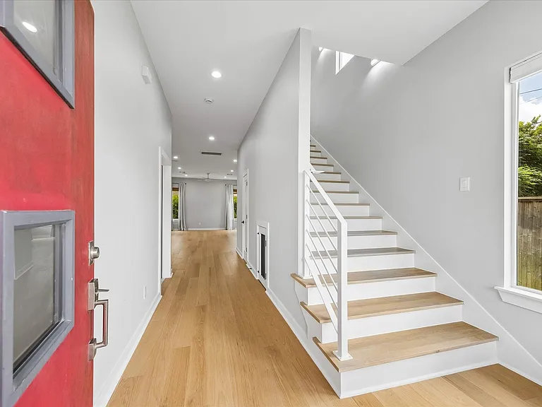 304 Hogan St — Photo 2