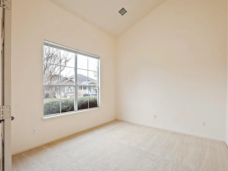 570 Hogan — Photo 6
