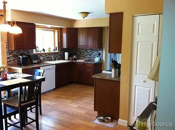 3 bed, 1.5 bath, 1300 sqft, $2,000 — Photo 4