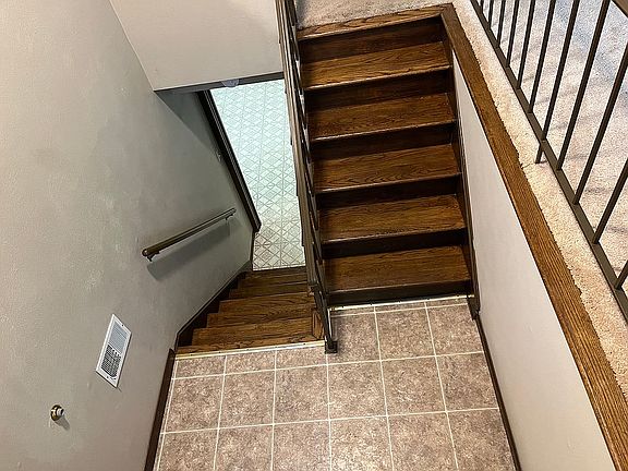 Entry Landing/Stairs