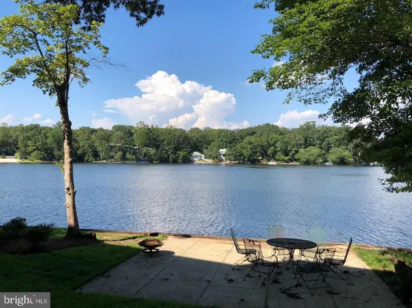 6220 Lakeview Dr, Falls Church, VA 22041