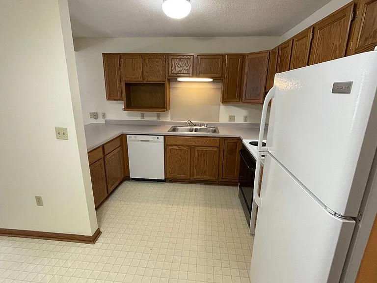 910-912 Fox Creek Dr — Photo 12