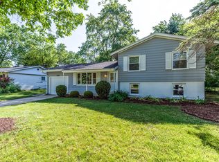 5S401 Glenoban Dr, Naperville, IL 60563