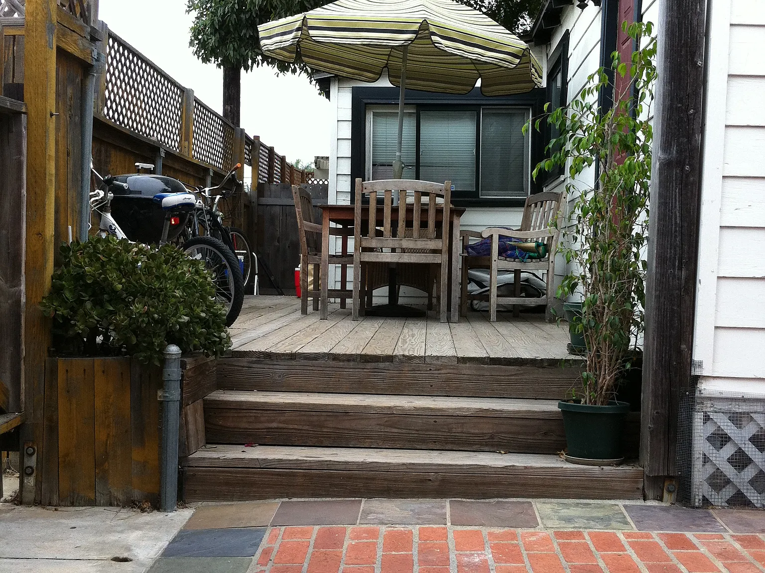 1242 Emerald St — Photo 3