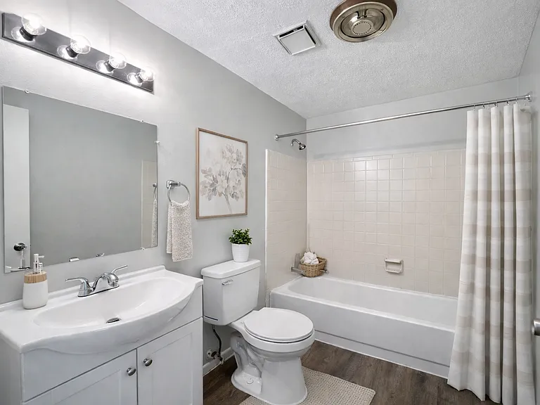 336 E Webster St — Photo 12