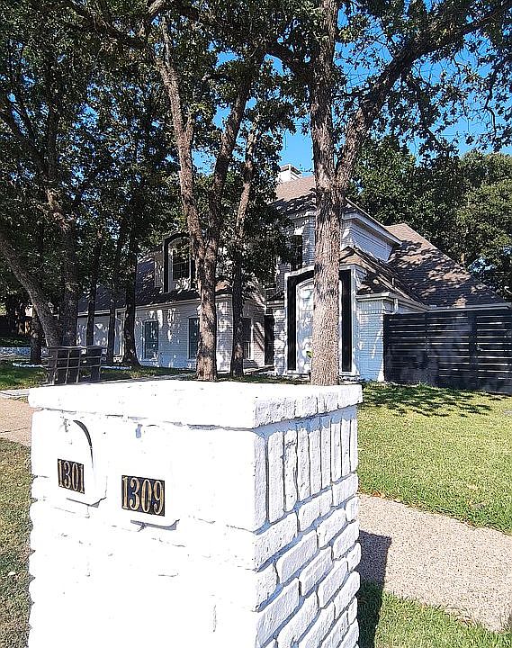 1st image of 1301 Carver Ln