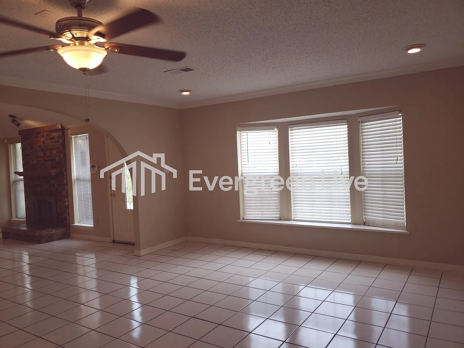 3 bed, 2.0 bath, 2068 sqft, $2,095 — Photo 2