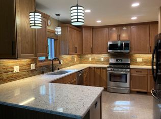 222 Willow Ct, Hartland, WI 53029
