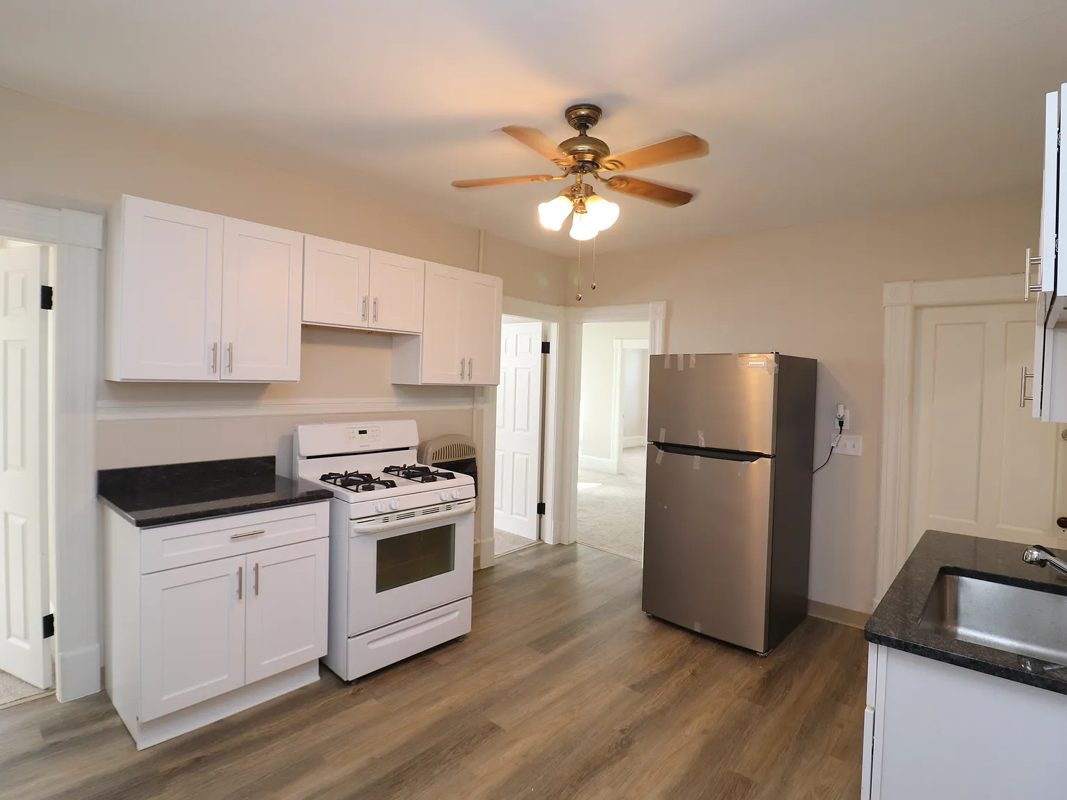 4 bed, 950 sqft, $1,975 — Photo 1