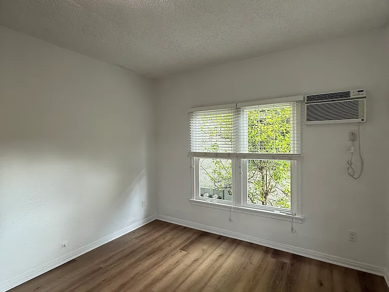 1552 N Commonwealth Ave #4 — Photo 19