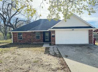 806 E 10th St, Bonham, TX 75418