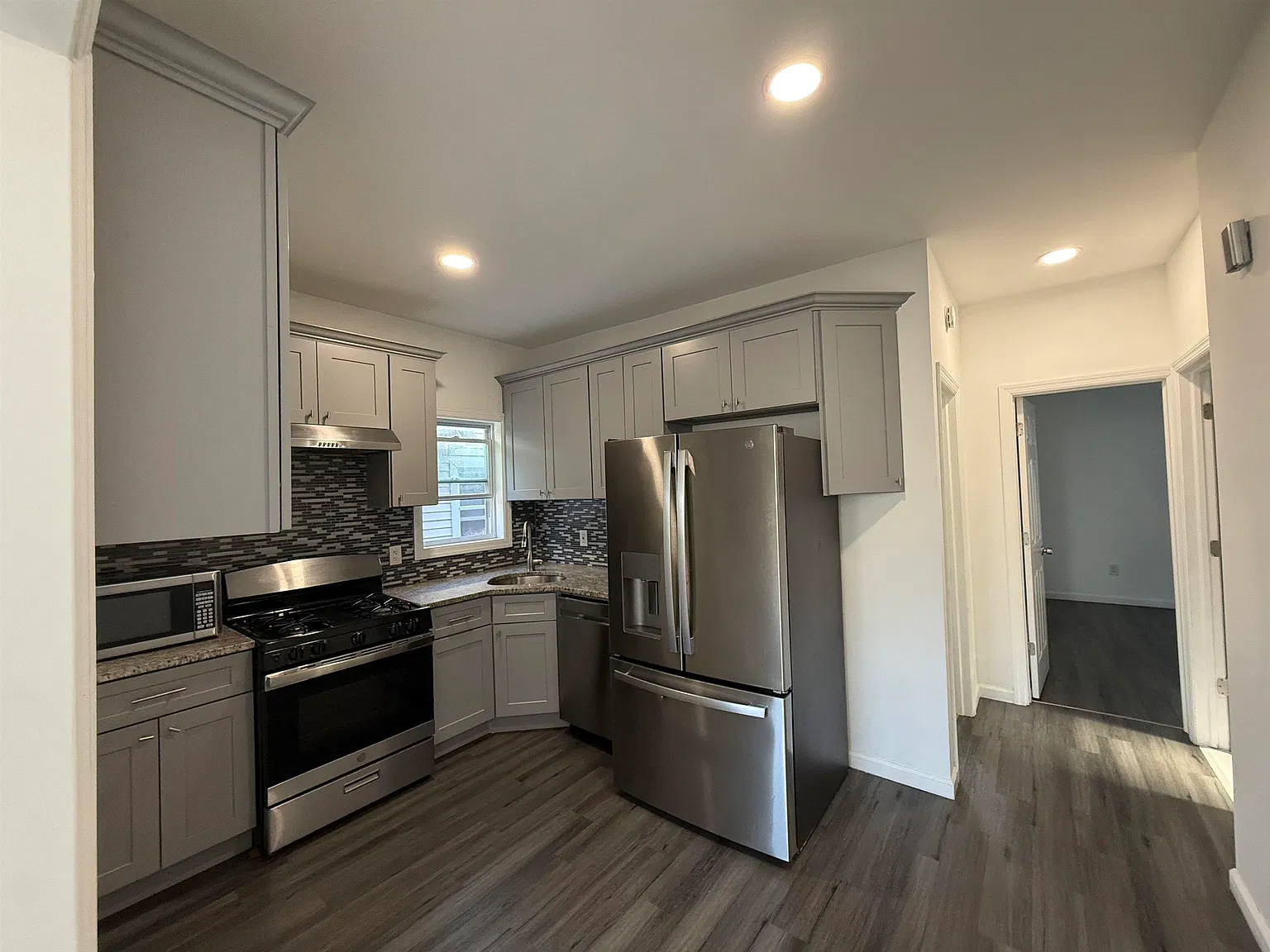 3 bed, 1.5 bath, $2,200 — Photo 4