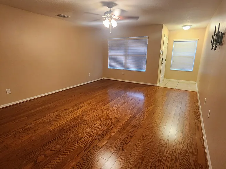372 Carina Cir — Photo 2