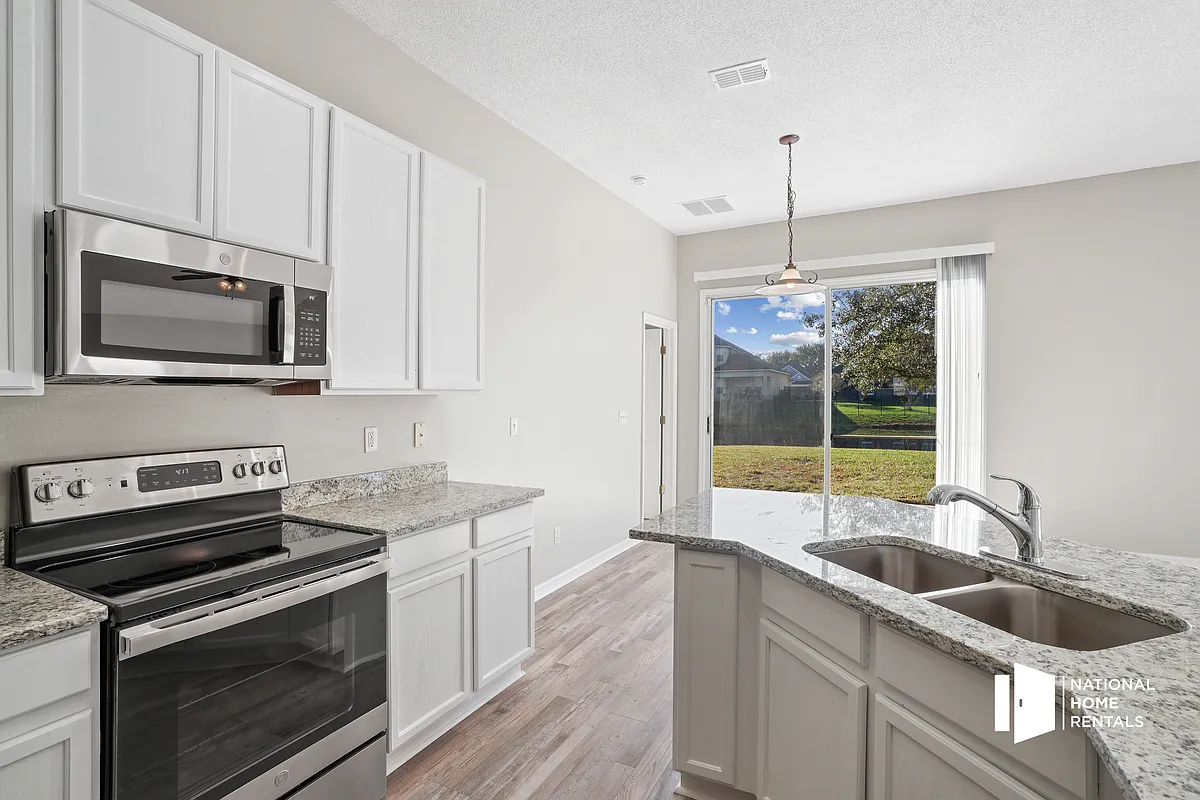 Building Photo - 13950 Devan Lee Dr N