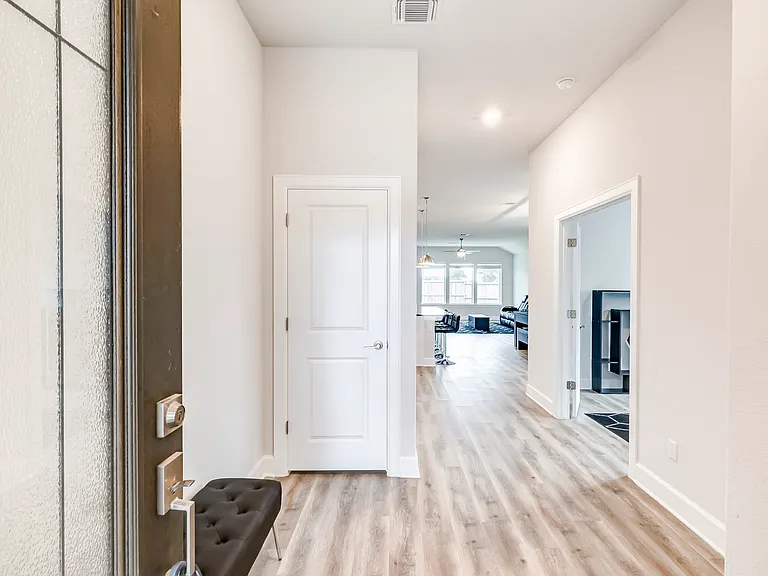 100 Patrick Herndon Dr — Photo 2