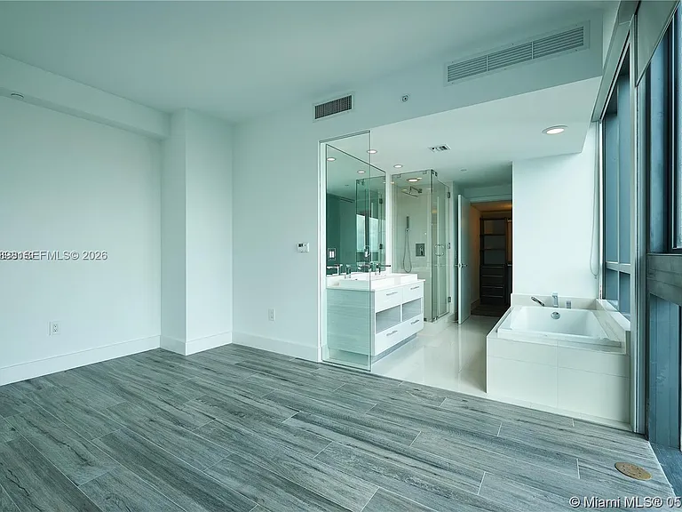650 NE 32nd St #1208 — Photo 10