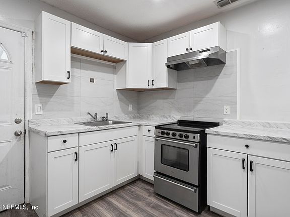 3rd image of 3024 W 1ST Street W