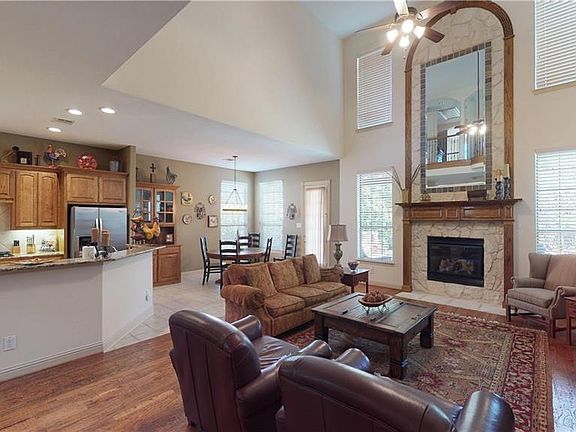 3rd image of 2808 Mont Clair Dr