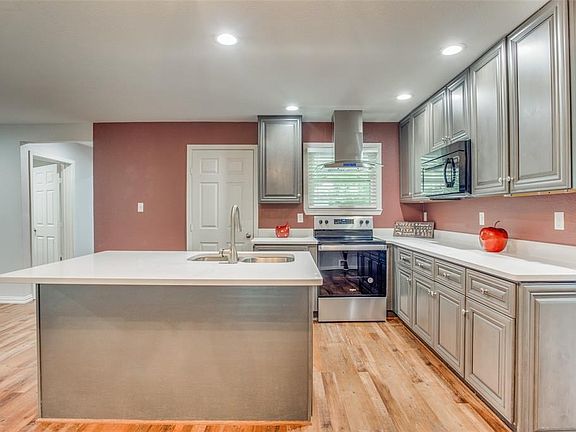 3rd image of 306 W Jefferson St