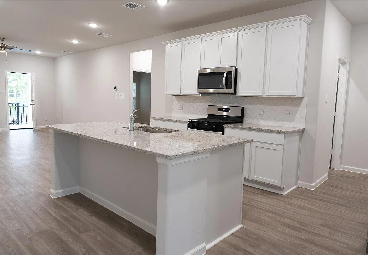 Beautiful 4 bed, 2.5 bath home in Lakes at Black Oak!! — Photo 2