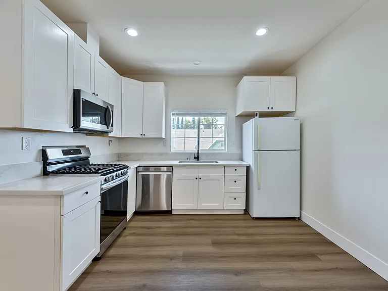 230 N Burlington Ave #1/2 — Photo 2