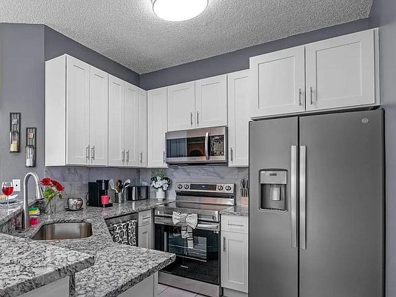 4th image of 940 Park Terrace Cir