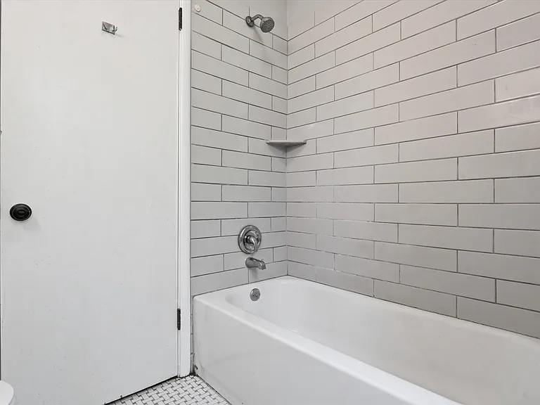 1915 W Lunt Ave #1 — Photo 11