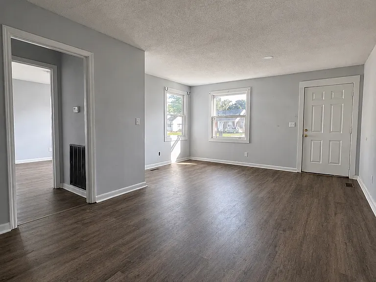 616 Glendale Pl — Photo 3