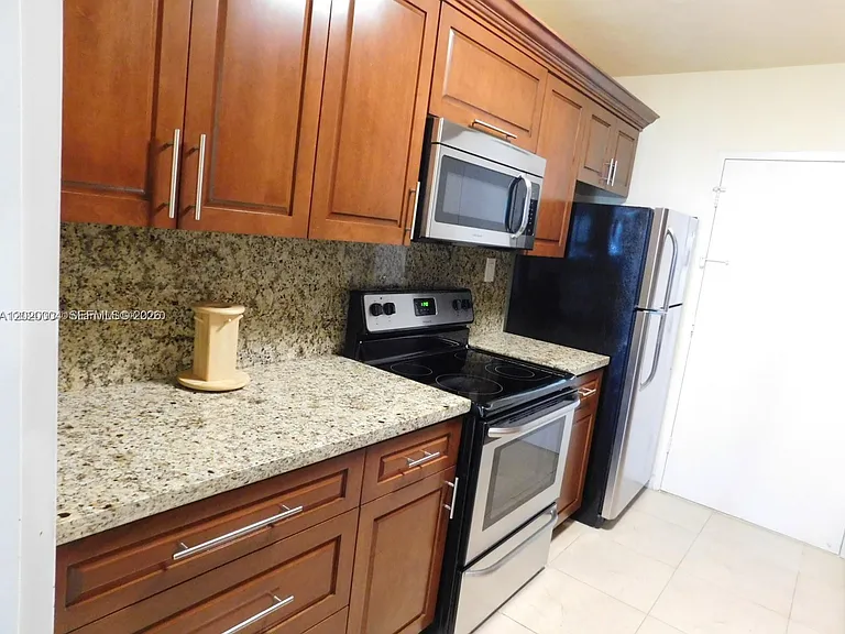 5401 Collins Ave #1213 — Photo 25