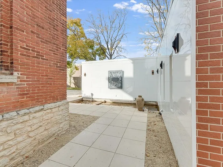 503 S State St — Photo 77