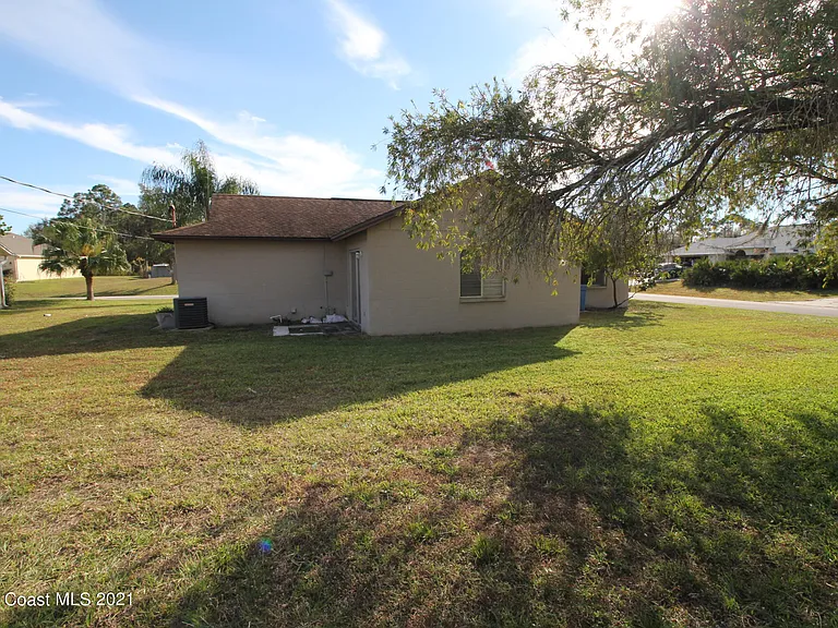 907 Commerce Rd SE — Photo 16