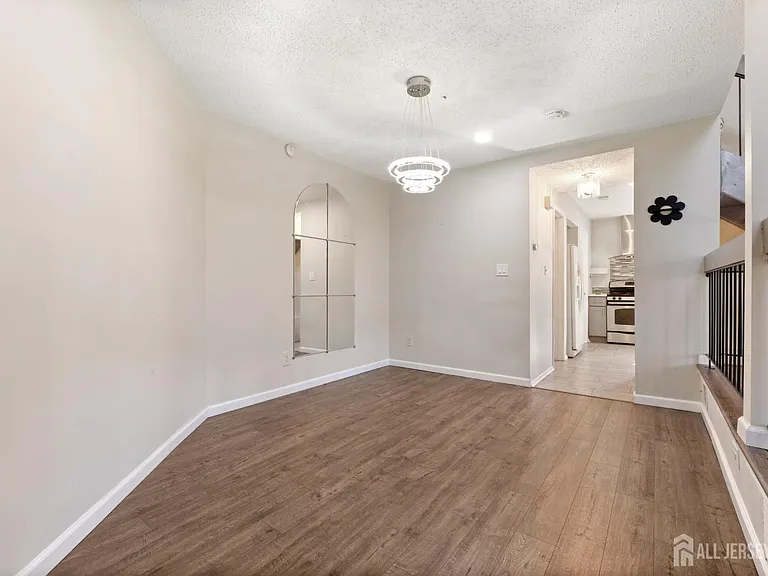 496 Westgate Dr — Photo 12