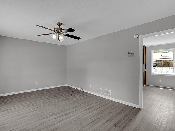 3rd image of 402 Ravenscroft Rd