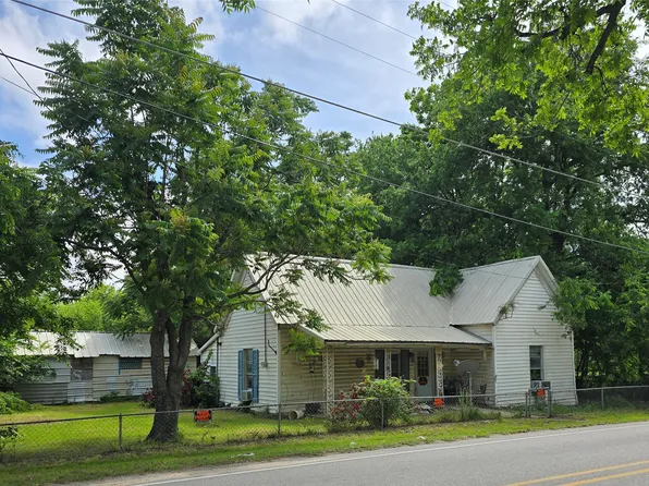 203 E Sherman St, Chico, TX 76431