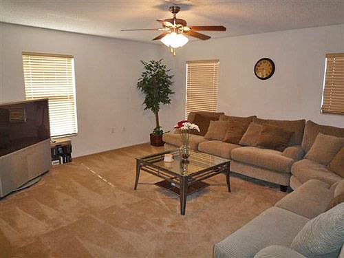LV5P4504PC-family-room