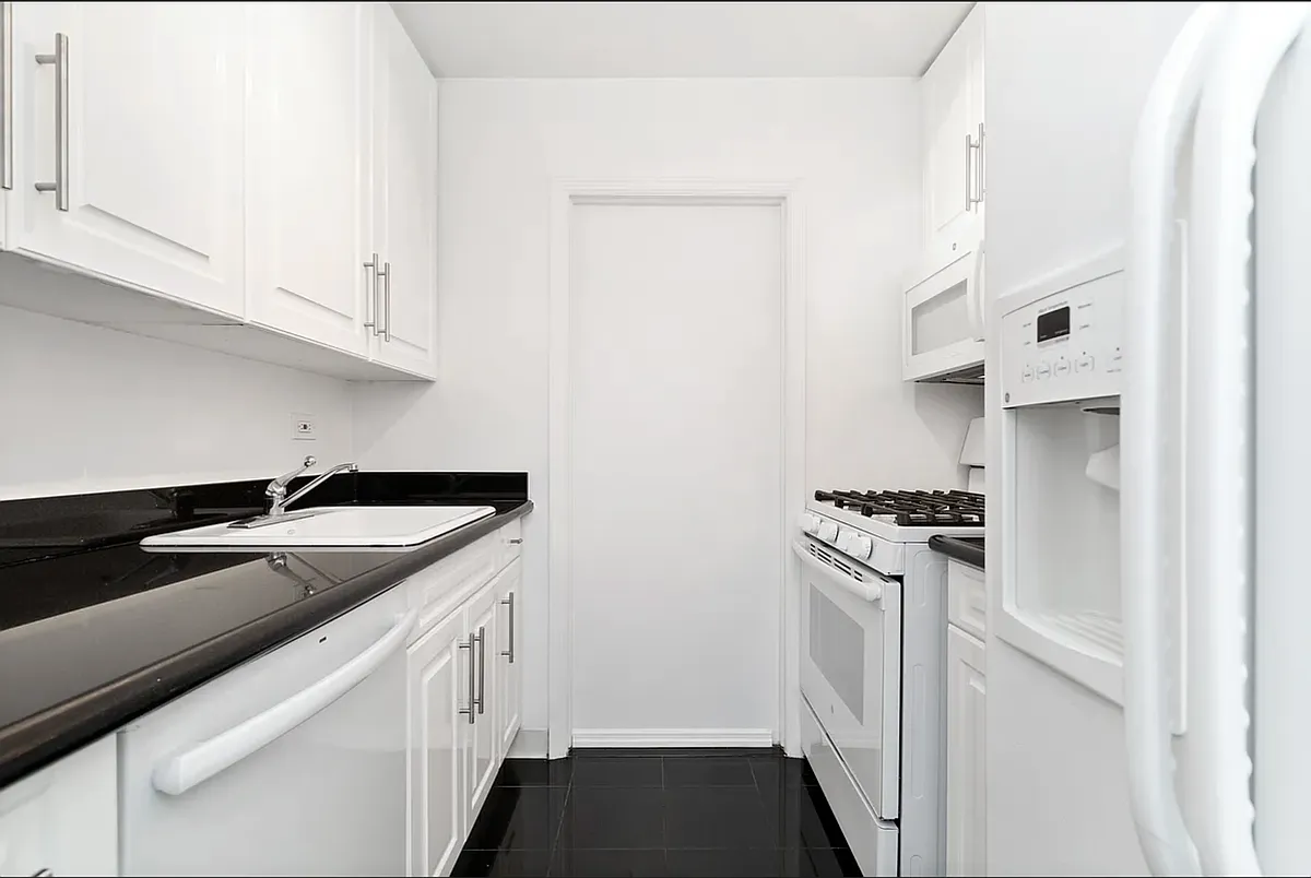 Building Photo - 760 W End Ave #7F