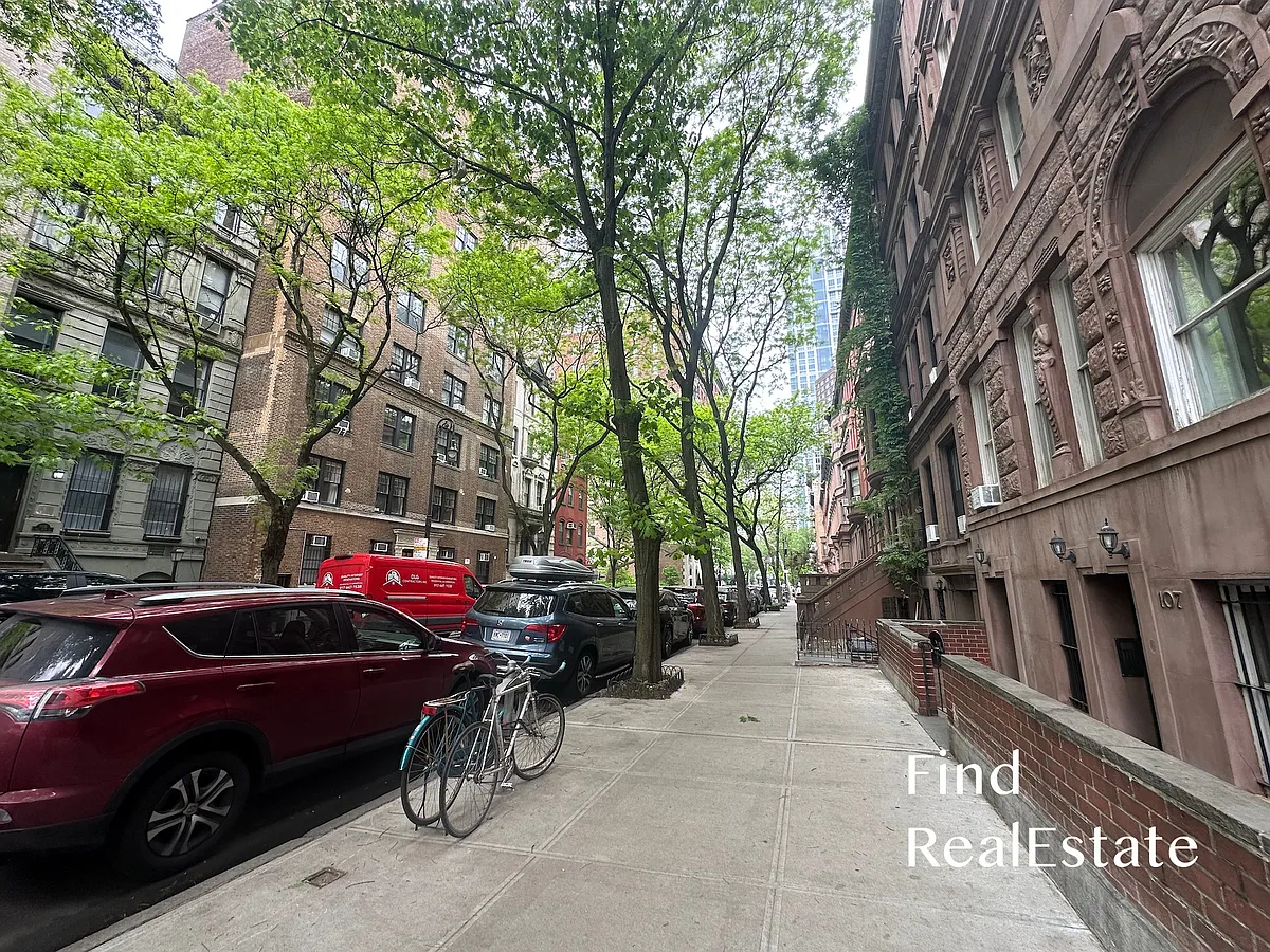 Building Photo - 107 W 69th St #L