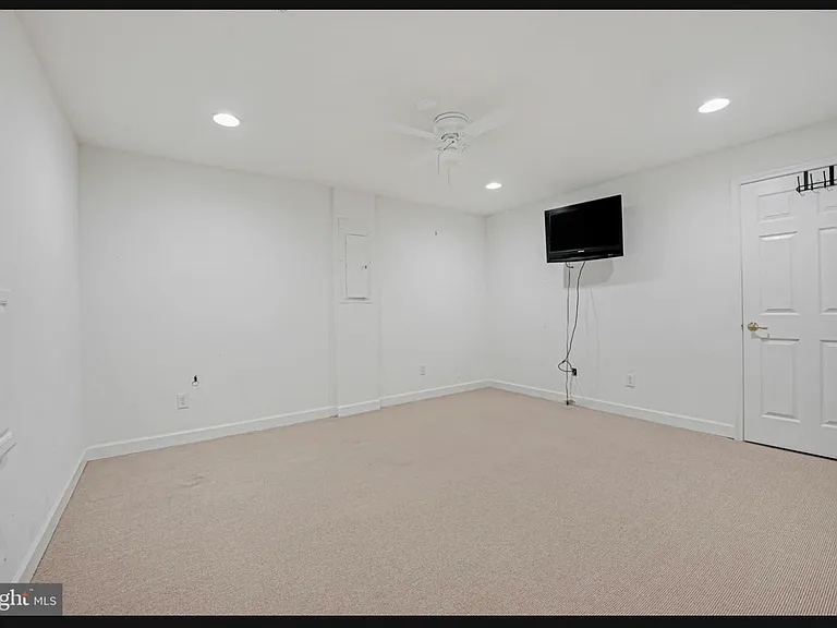 1843 Strickland Ct — Photo 2