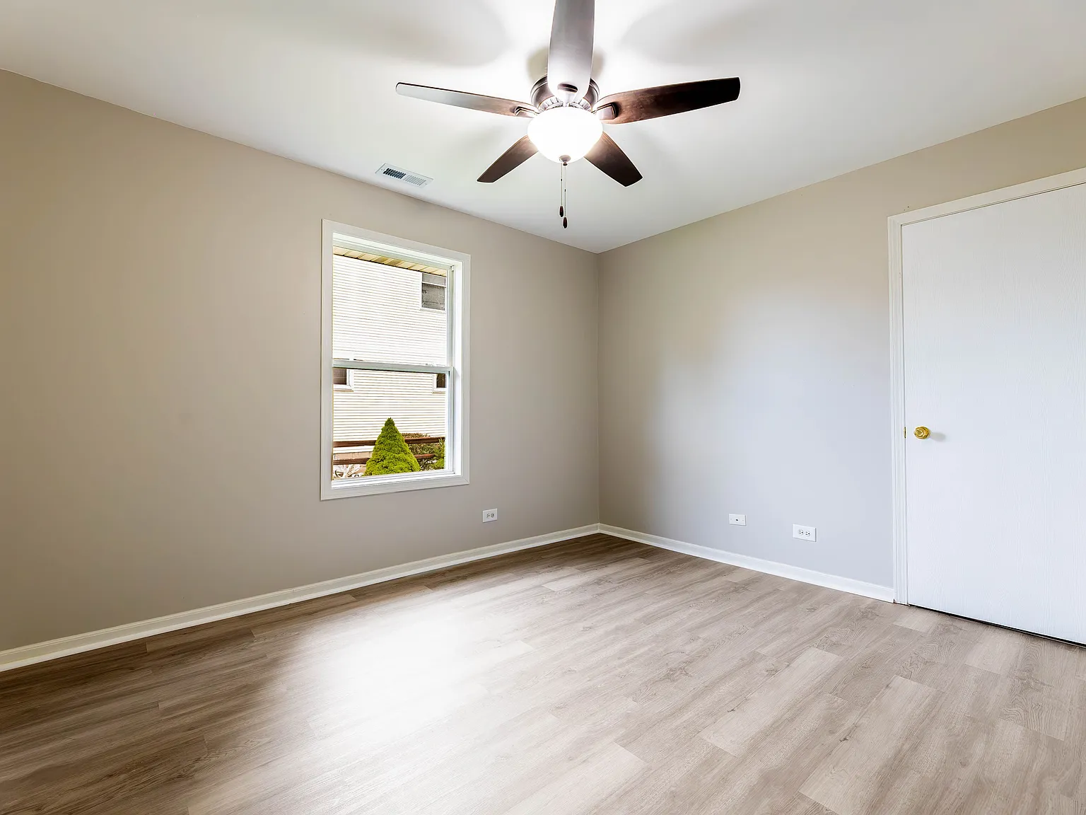 3 bed, 1.0 bath, 1100 sqft, $2,800 — Photo 3