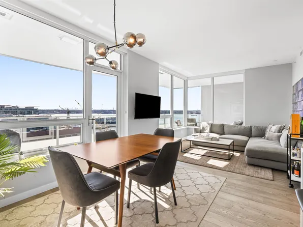 118 Carrie Cates Ct #1210, North Vancouver, BC V7M 0G6